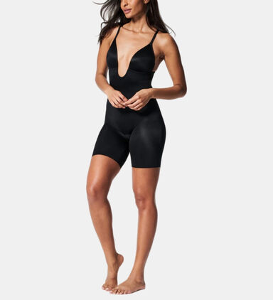 https://www.galerieslafayette.ae/dw/image/v2/BKJG_PRD/on/demandware.static/-/Sites-master_product/default/dw0b74969e/images/large/spanx/booty-lifting-mid-thigh-shorts-901100021.jpg?sw=384&sh=422