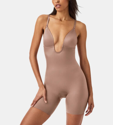 https://www.galerieslafayette.ae/dw/image/v2/BKJG_PRD/on/demandware.static/-/Sites-master_product/default/dw1a549ef6/images/large/spanx/booty-lifting-mid-thigh-shorts-beige-m-981417061.jpg?sw=384&sh=422
